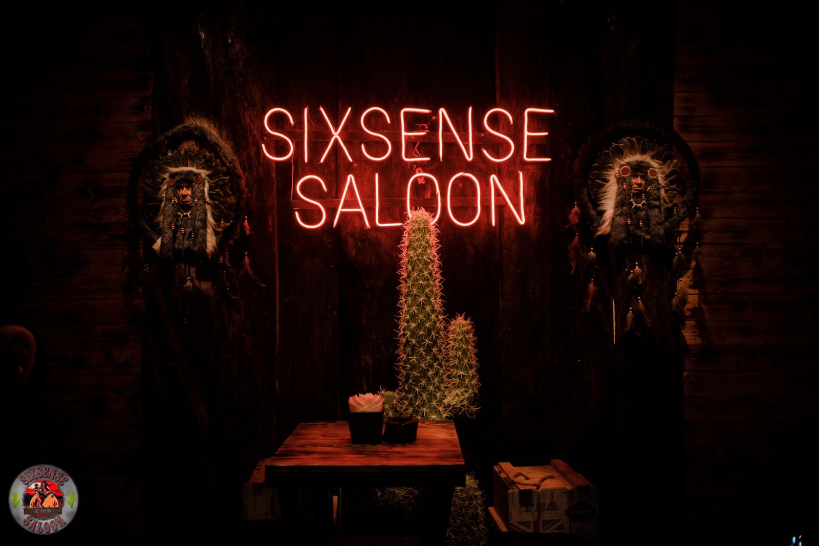 Một góc nhỏ không gian quán Sixsence Saloon