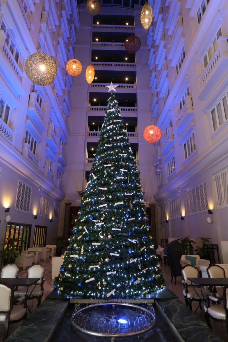 Hình ảnh cây thông Giáng Sinh cao 6m được đặt ở vị trí trung tâm khách sạn